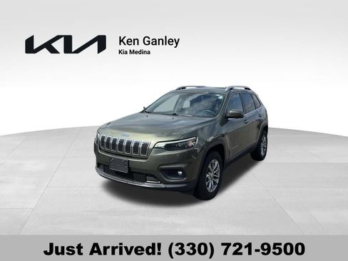 Used 2019 Jeep Cherokee Latitude Plus w/ Cold Weather Group AWD/4WD image 1