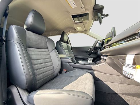 New 2025 Mitsubishi Outlander SE image 30