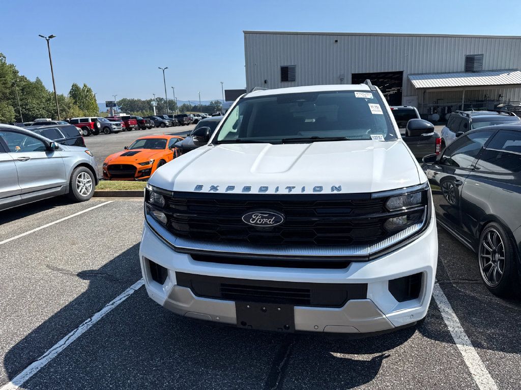 Used 2026 Ford Expedition Platinum w/ Driver's Package AWD/4WD image 5