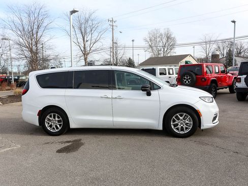 Used 2024 Chrysler Pacifica Touring-L image 7