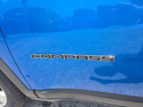 Used 2022 Jeep Compass Latitude FWD image 3