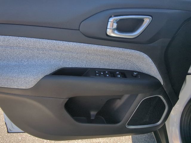Used 2025 Jeep Compass Latitude AWD/4WD image 11