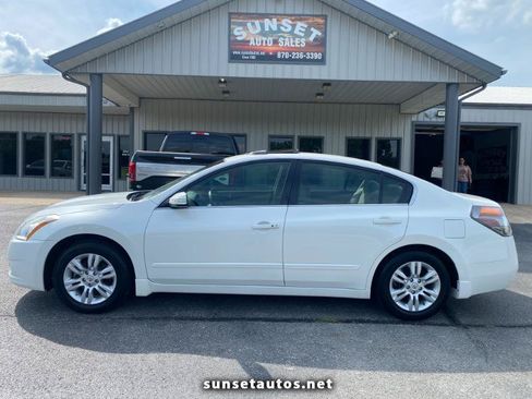 Used 2010 Nissan Altima 2.5 S w/ Convenience Plus Pkg FWD image 1