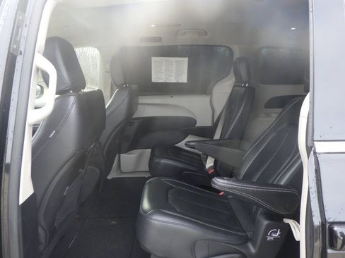 Used 2022 Chrysler Pacifica Touring-L FWD image 11