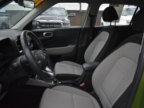 Used 2024 Hyundai Venue SEL image 14
