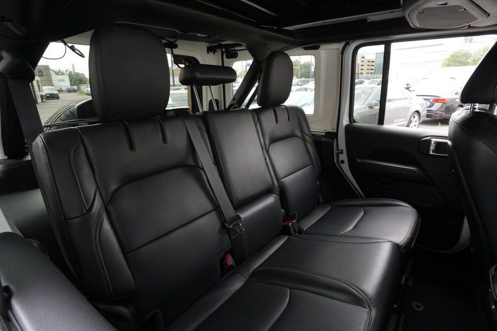 Used 2024 Jeep Wrangler Unlimited Sahara w/ Technology Group AWD/4WD image 28