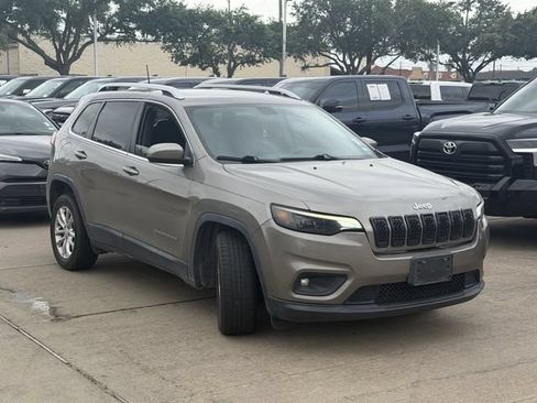 Used 2019 Jeep Cherokee Latitude w/ Popular Appearance Group FWD image 3