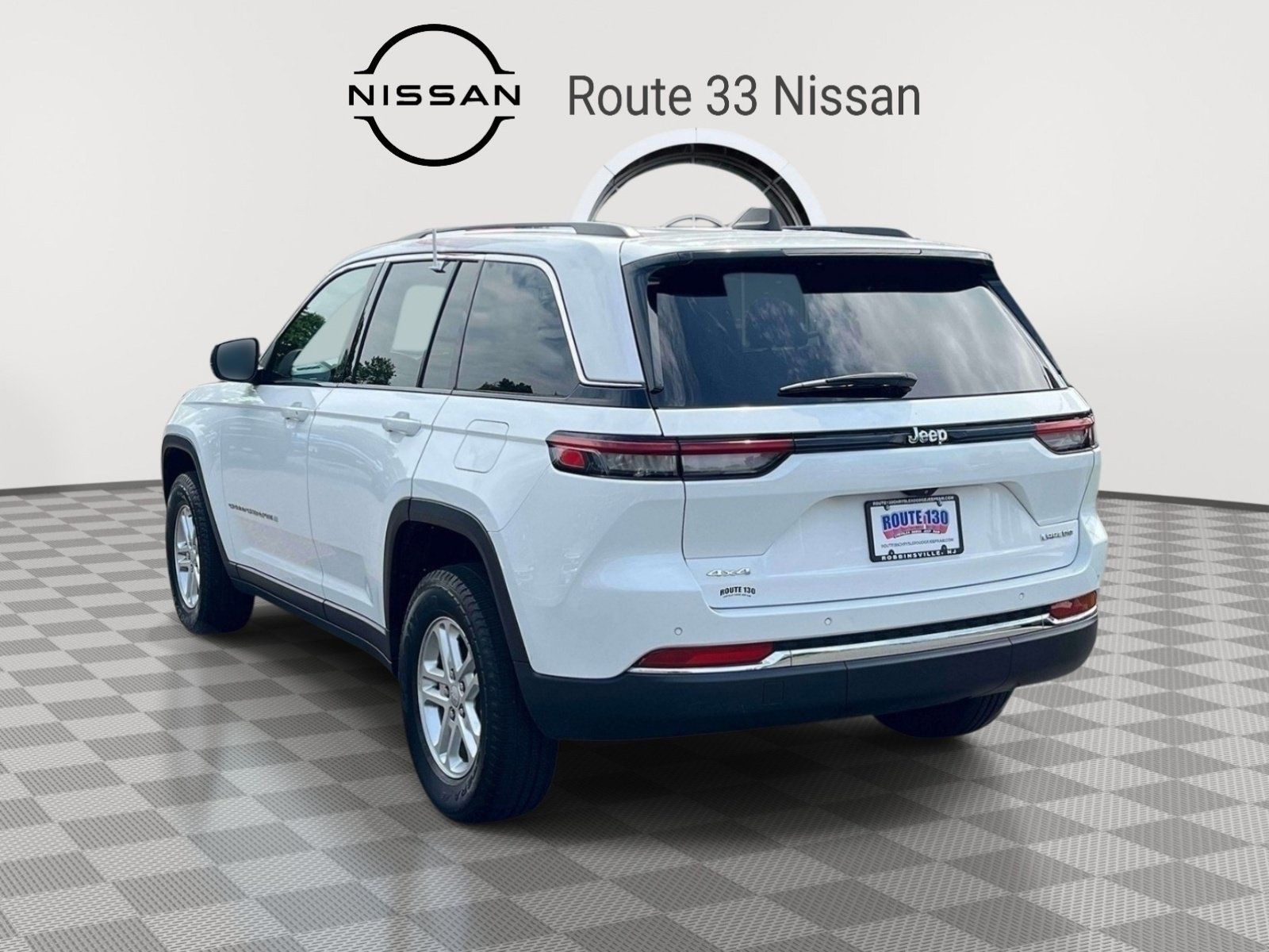 Used 2023 Jeep Grand Cherokee Laredo AWD/4WD image 3