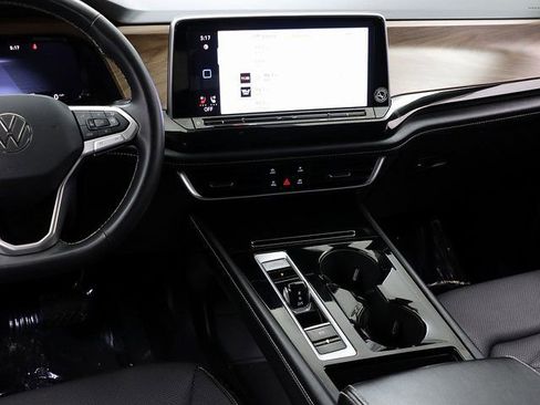 Used 2024 Volkswagen Atlas SE image 16