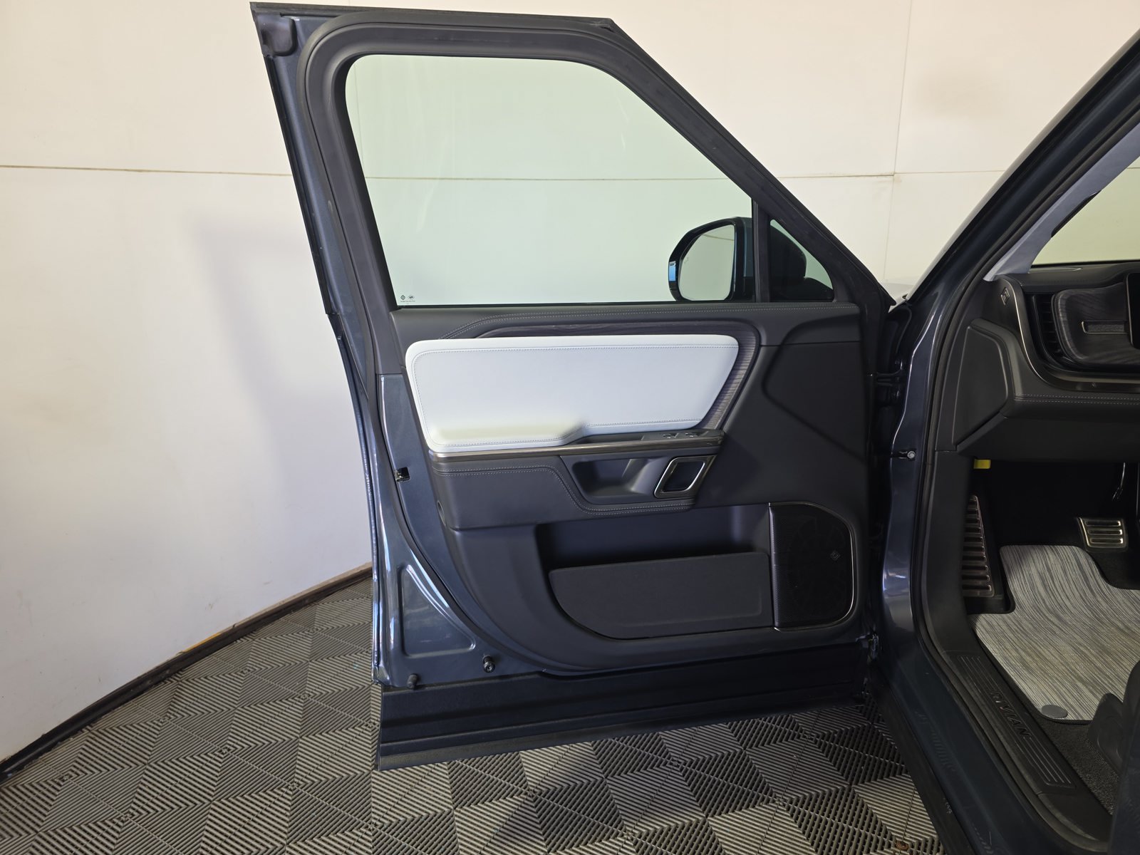 Used 2024 Rivian R1T Adventure Dual AWD/4WD image 16