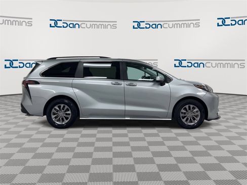 Used 2024 Toyota Sienna XLE image 9