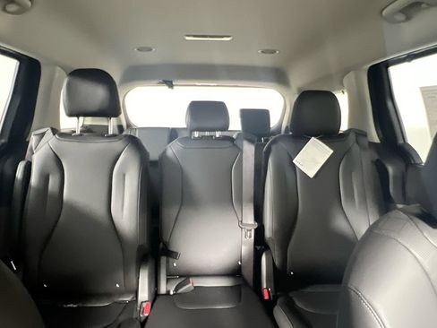 New 2026 Kia Carnival EX FWD image 32