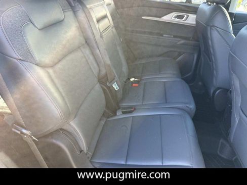 Used 2025 Ford Explorer Active w/ Active Comfort Package image 15