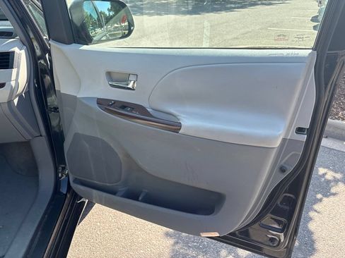 Used 2011 Toyota Sienna XLE AWD/4WD image 23