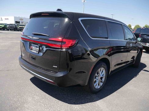 New 2026 Chrysler Pacifica Select AWD/4WD image 19