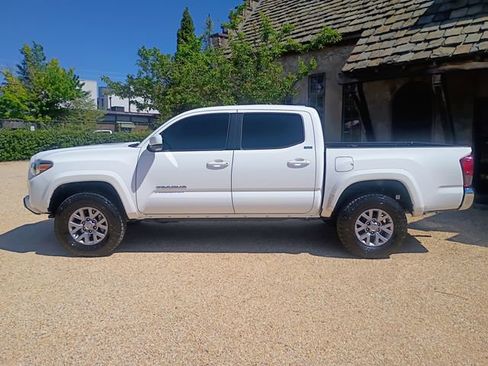 Used 2018 Toyota Tacoma SR5 w/ SR5 Appearance Package (SM) RWD image 7