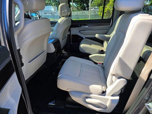 Used 2023 Jeep Wagoneer L Series III w/ Premium Group I AWD/4WD image 33