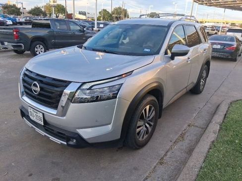 Used 2022 Nissan Pathfinder SL AWD/4WD image 2