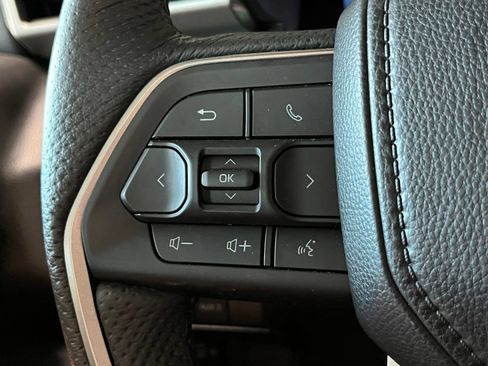 Used 2025 Toyota Tacoma TRD Sport AWD/4WD image 32