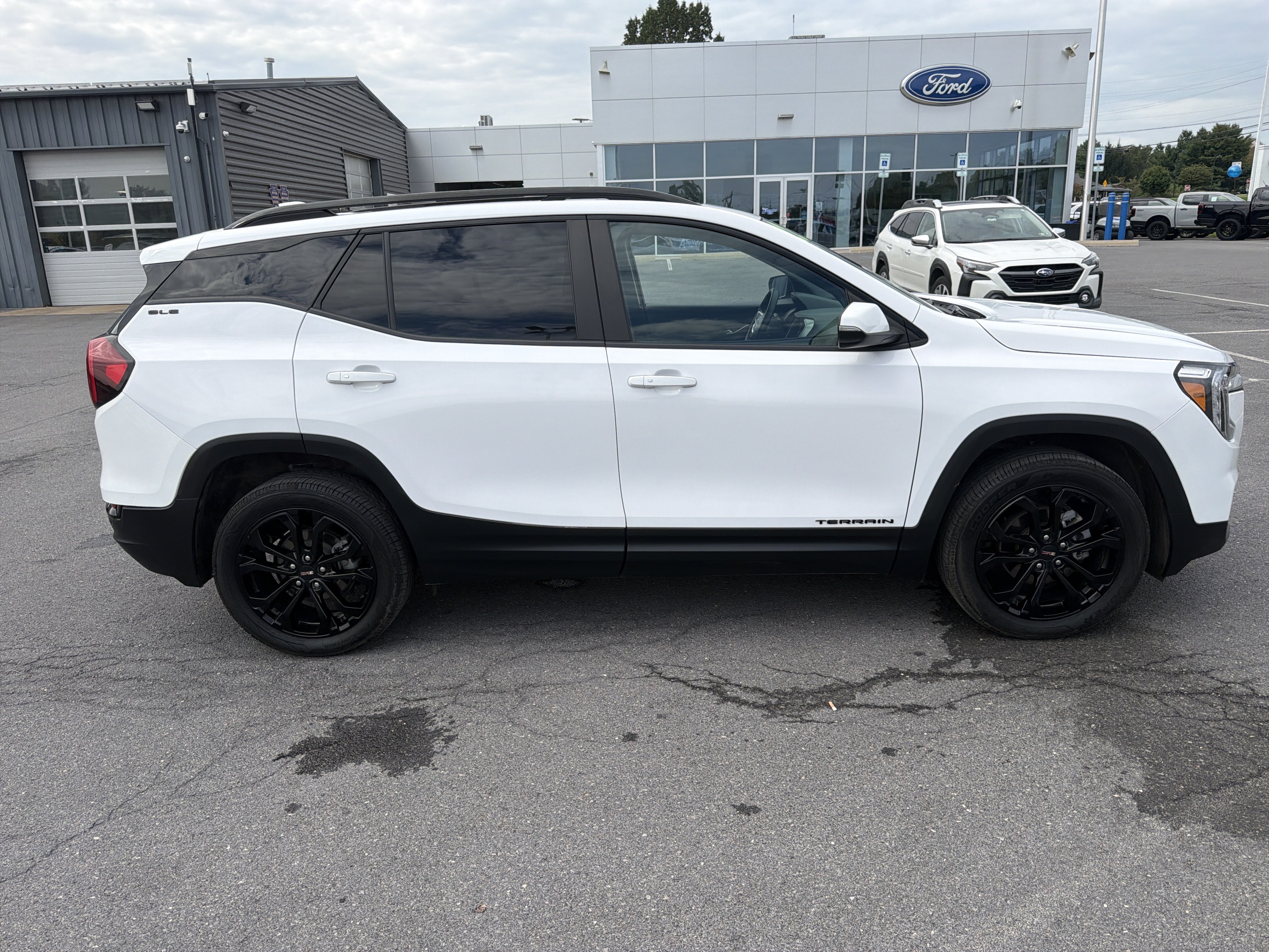 Used 2022 GMC Terrain SLE w/ Driver Convenience Package AWD/4WD image 2