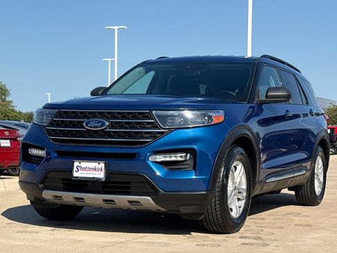 Used 2023 Ford Explorer XLT w/ Equipment Group 202A RWD image 3