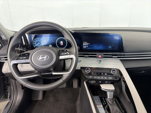 New 2025 Hyundai Elantra Limited FWD image 3