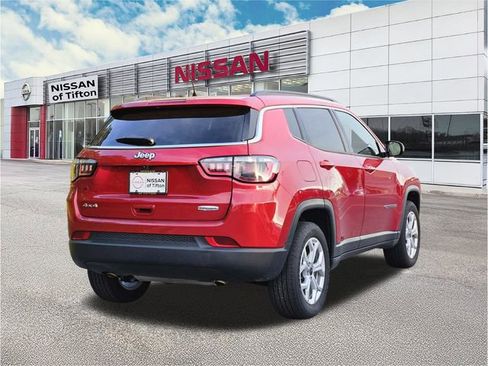 Used 2025 Jeep Compass Latitude AWD/4WD image 4
