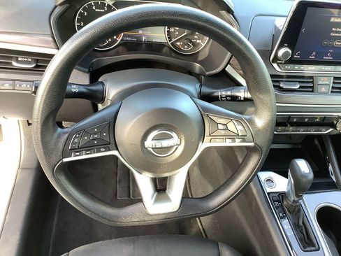Used 2024 Nissan Altima 2.5 SV image 9