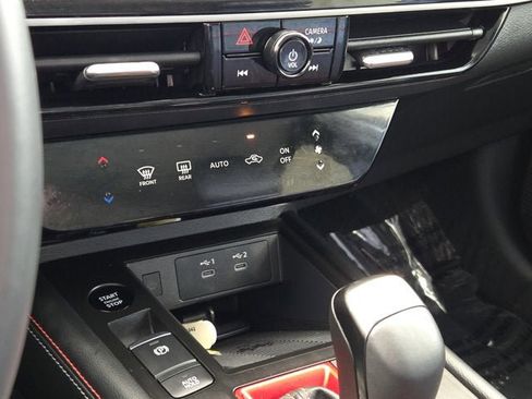 Used 2025 Nissan Kicks SR image 22