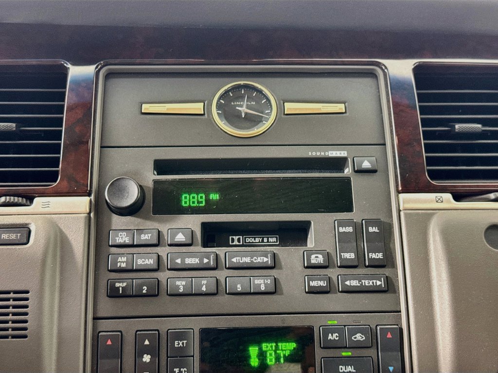 Used 2007 Lincoln Town Car Signature Limited RWD image 15