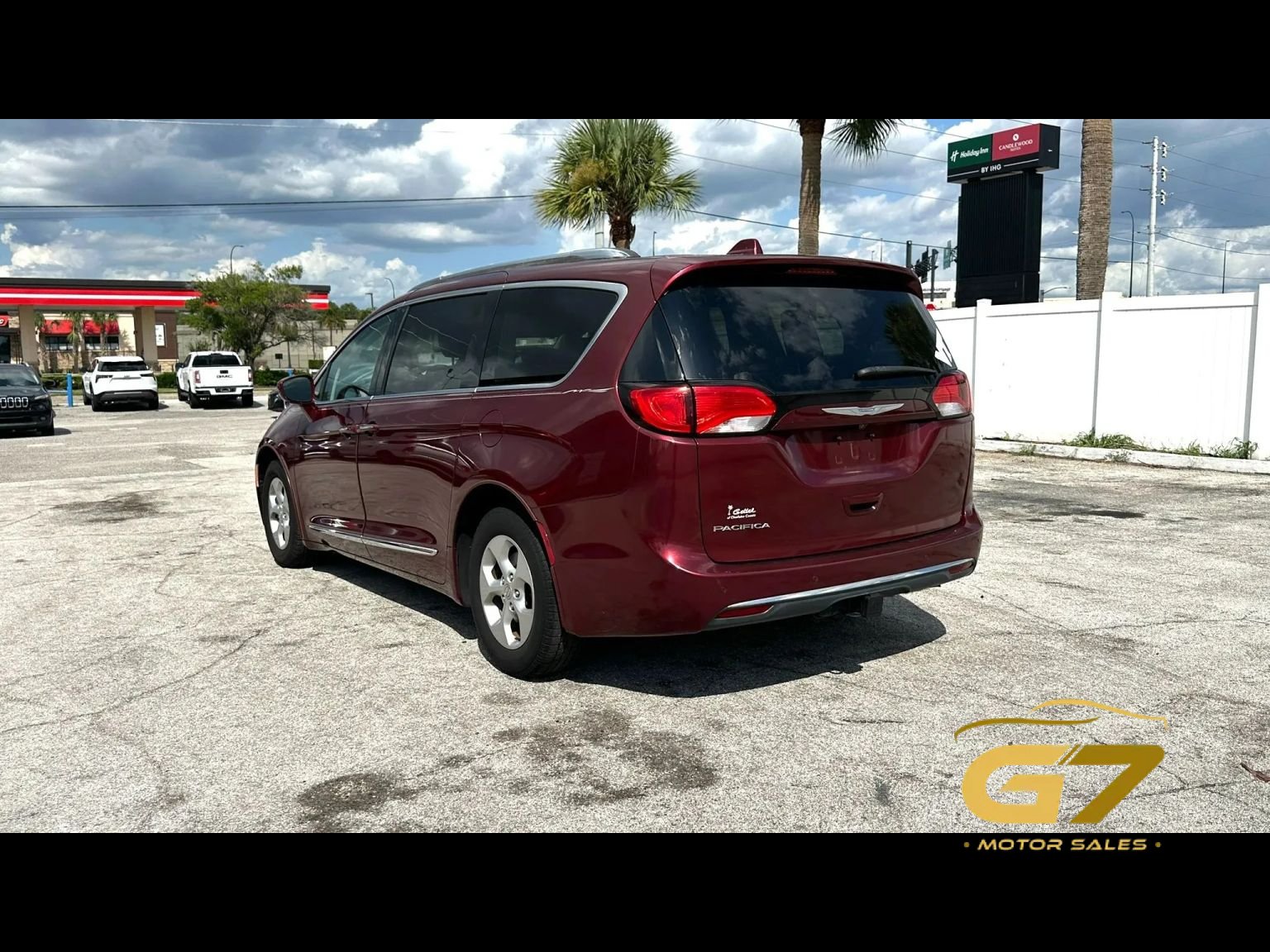 Used 2017 Chrysler Pacifica Touring-L Plus FWD image 4