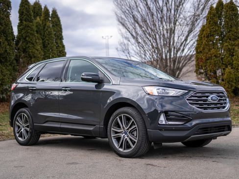 Used 2021 Ford Edge Titanium image 3