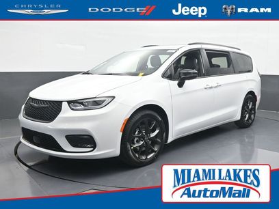 New 2026 Chrysler Pacifica Limited w/ S Appearance Package