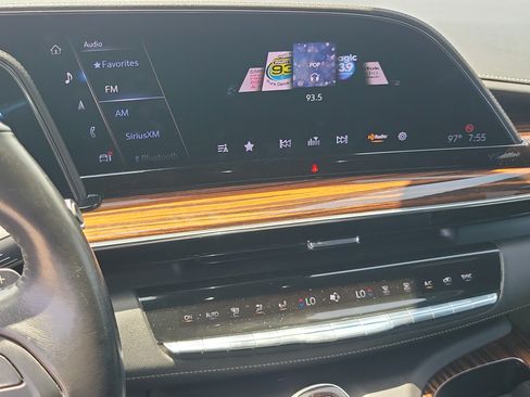 Used 2022 Cadillac Escalade Luxury AWD/4WD image 14