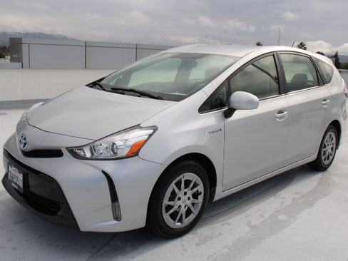 Used 2017 Toyota Prius V Five image 6