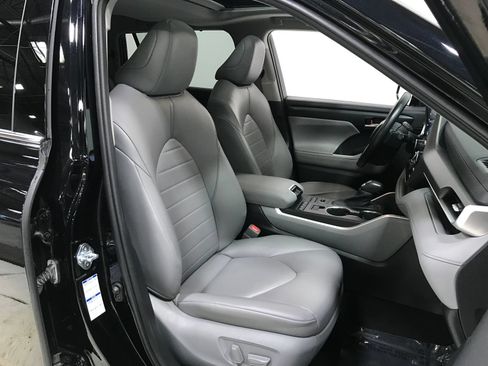 Used 2021 Toyota Highlander XLE AWD/4WD image 9
