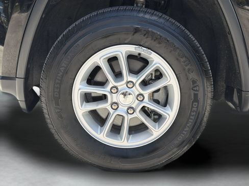 Used 2020 Jeep Grand Cherokee Laredo RWD image 31