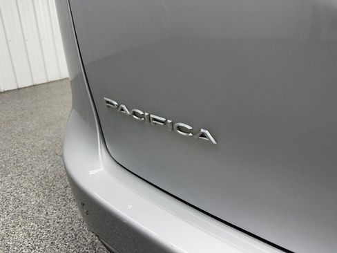 Used 2023 Chrysler Pacifica Touring-L FWD image 8