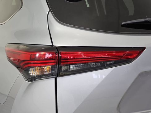 Used 2023 Toyota Highlander L FWD image 28