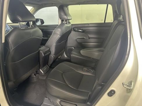 Used 2020 Toyota Highlander XLE AWD/4WD image 19