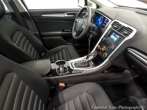 Used 2015 Ford Fusion SE FWD image 25