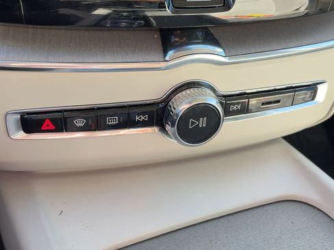 Used 2023 Volvo XC60 B5 Ultimate w/ Protection Package Premier image 19