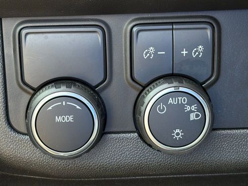 Used 2024 Chevrolet Suburban LT RWD image 31