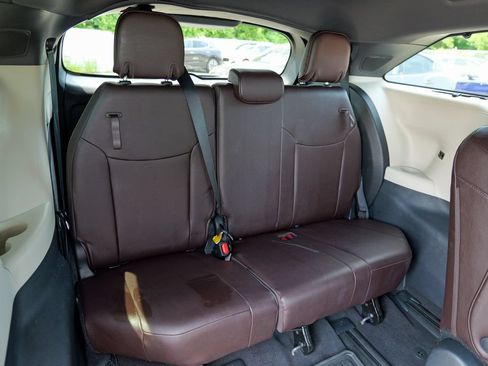 Used 2023 Toyota Sienna Platinum AWD/4WD image 33