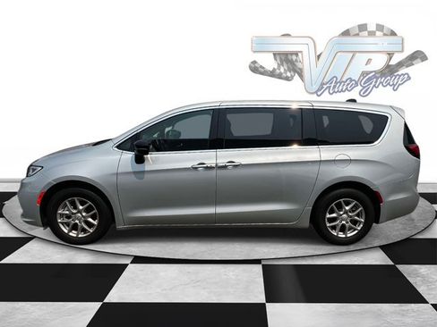 Used 2026 Chrysler Pacifica Select FWD image 5