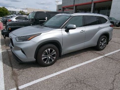Used 2021 Toyota Highlander XLE AWD/4WD image 7