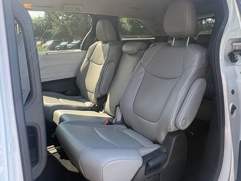 Used 2025 Toyota Sienna XLE w/ XLE Plus Package FWD image 17