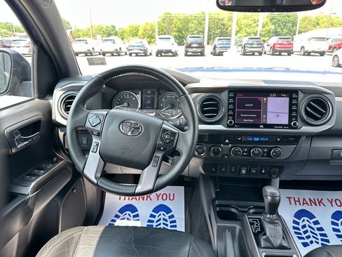 Used 2022 Toyota Tacoma TRD Off-Road w/ TRD Premium Off Road Package AWD/4WD image 18