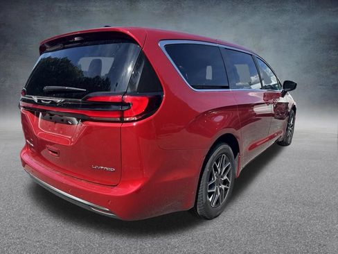 New 2027 Chrysler Pacifica Limited FWD image 7