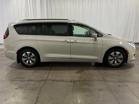 Used 2020 Chrysler Pacifica Limited w/ Advanced Safetytec Group FWD image 2